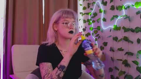 Snapshot of me1roze chatting on April 2026 08:00:02 AM Roze online show from April 2026 08:00:02 AM