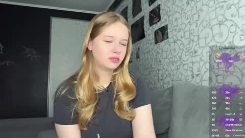 Snapshot of me_michelle chatting on September 2025 01:05:02 AM Michelle online show from September 2025 01:05:02 AM