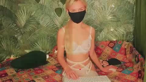 Snapshot of meeeewmeeeeow chatting on October 2025 10:17:02 PM meeeewmeeeeow online show from October 2025 10:17:02 PM