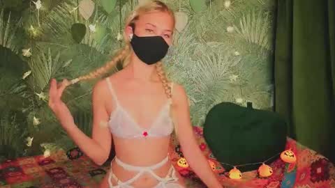 Snapshot of meeeewmeeeeow chatting on October 2025 08:32:01 PM meeeewmeeeeow online show from October 2025 08:32:01 PM