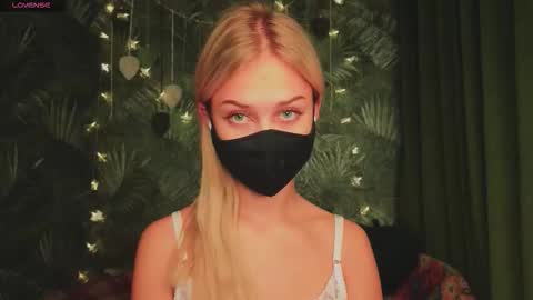 Snapshot of meeeewmeeeeow chatting on November 2025 10:53:02 PM meeeewmeeeeow online show from November 2025 10:53:02 PM