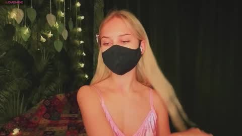 Snapshot of meeeewmeeeeow chatting on November 2025 09:28:01 PM meeeewmeeeeow online show from November 2025 09:28:01 PM