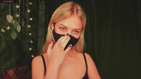 Snapshot of meeeewmeeeeow chatting on November 2025 09:18:01 PM meeeewmeeeeow online show from November 2025 09:18:01 PM