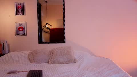 megan do santos online show from September 2025 08:01:01 PM