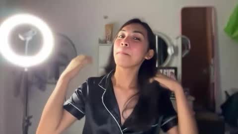 Snapshot of meiluxe chatting on April 2026 12:21:01 PM meiluxe online show from April 2026 12:21:01 PM