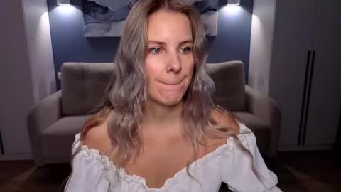 Melanie Bennett online show from November 2025 08:20:01 AM