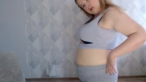 Snapshot of melina_beauty chatting on April 2026 07:00:02 AM Melina online show from April 2026 07:00:02 AM