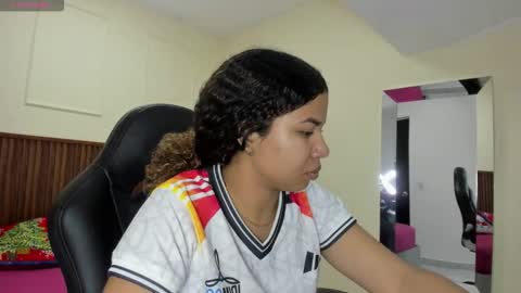 Snapshot of melinamartins chatting on December 2025 07:33:02 PM M E L I N A online show from December 2025 07:33:02 PM