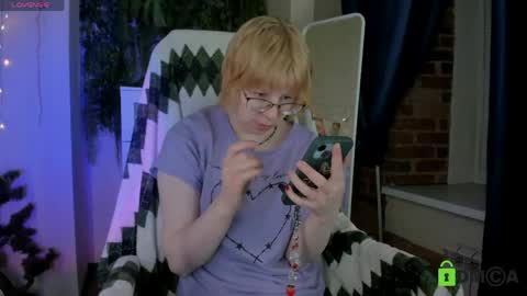 Snapshot of melissa_wells chatting on April 2026 10:01:02 PM Melissa online show from April 2026 10:01:02 PM