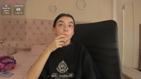 Snapshot of mellove_ chatting on May 2026 11:33:02 PM Mel online show from May 2026 11:33:02 PM