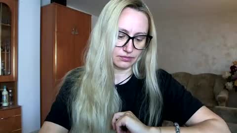 Snapshot of melly_rosey chatting on June 2026 07:35:02 AM Melly online show from June 2026 07:35:02 AM