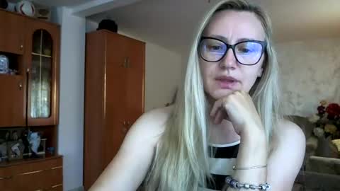 Snapshot of melly_rosey chatting on June 2026 06:40:01 AM Melly online show from June 2026 06:40:01 AM