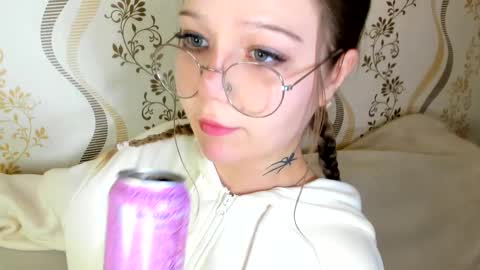 MelMooon online show from October 2025 01:44:01 PM