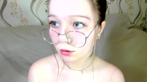 MelMooon online show from January 2026 07:17:01 PM