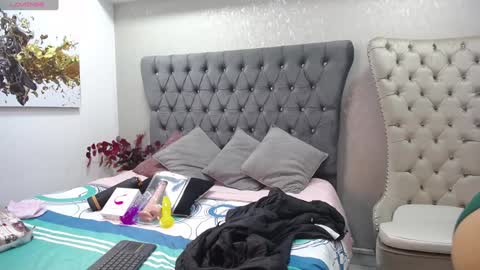 Snapshot of melodiroux_ chatting on January 2025 01:04:02 PM Melodi online show from January 2025 01:04:02 PM