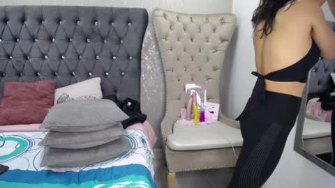 Snapshot of melodiroux_ chatting on January 2025 01:23:02 PM Melodi online show from January 2025 01:23:02 PM