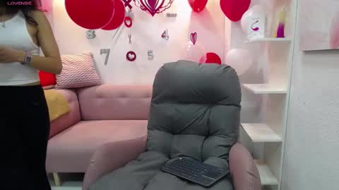 Snapshot of melodiroux_ chatting on February 2025 12:54:02 PM Melodi online show from February 2025 12:54:02 PM