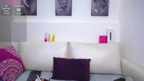 Snapshot of melodiroux_ chatting on September 2025 12:40:02 PM Melodi online show from September 2025 12:40:02 PM