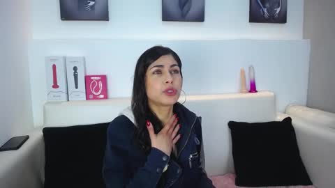 Snapshot of melodiroux_ chatting on February 2026 12:32:01 PM Melodi online show from February 2026 12:32:01 PM