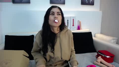 Snapshot of melodiroux_ chatting on April 2026 01:44:02 PM Melodi online show from April 2026 01:44:02 PM