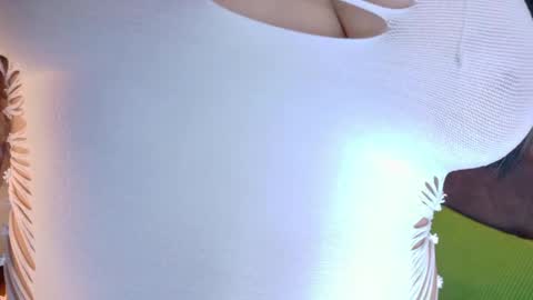 Snapshot of melodycollins__ chatting on April 2026 08:04:01 PM M E L O D Y online show from April 2026 08:04:01 PM