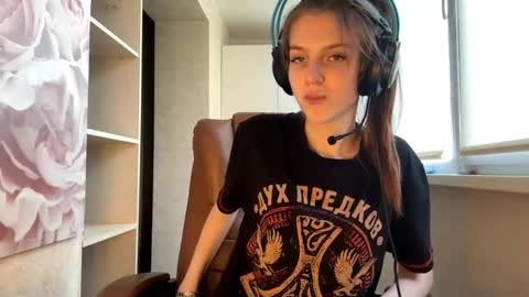 Hi Im Aria 18 years old online show from October 2025 02:12:02 PM
