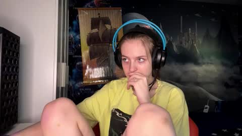 Hi Im Aria 18 years old online show from November 2025 12:18:01 PM