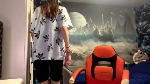 Hi Im Aria 18 years old online show from December 2025 01:52:02 PM