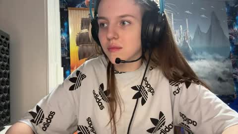 Hi Im Aria 18 years old online show from April 2026 02:42:01 PM