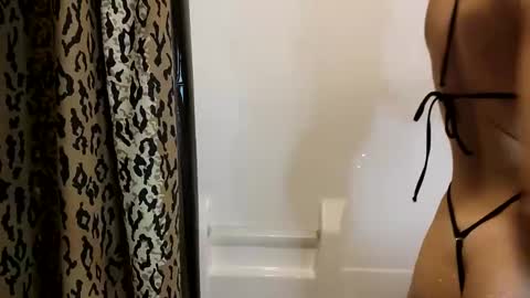 Snapshot of meltingmynx chatting on October 2025 11:33:02 AM meltingmynx online show from October 2025 11:33:02 AM