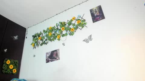 Snapshot of mensia_hernandez chatting on April 2026 12:53:02 PM Princess Mensia online show from April 2026 12:53:02 PM
