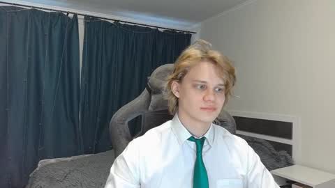 Snapshot of meow_mickey chatting on December 2024 05:17:01 AM Mickey online show from December 2024 05:17:01 AM