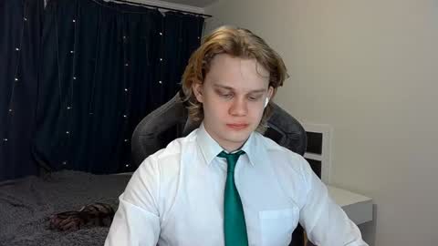 Snapshot of meow_mickey chatting on December 2024 04:12:01 AM Mickey online show from December 2024 04:12:01 AM