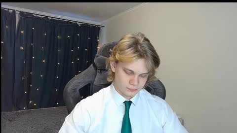 Snapshot of meow_mickey chatting on December 2024 04:51:02 AM Mickey online show from December 2024 04:51:02 AM