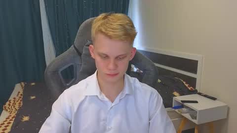 Snapshot of meow_mickey chatting on November 2025 10:14:02 AM Mickey online show from November 2025 10:14:02 AM