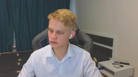 Snapshot of meow_mickey chatting on November 2025 10:15:01 AM Mickey online show from November 2025 10:15:01 AM