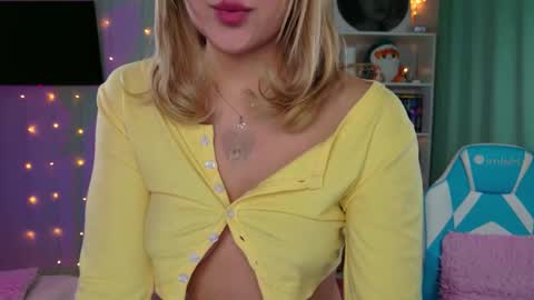 Snapshot of mercedes_robins chatting on March 2026 04:28:02 AM Molly online show from March 2026 04:28:02 AM