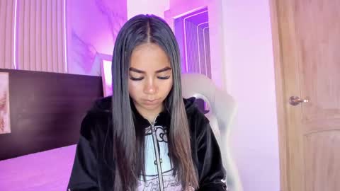 Snapshot of meredith_spencer chatting on February 2025 11:32:01 PM meredith_spencer online show from February 2025 11:32:01 PM