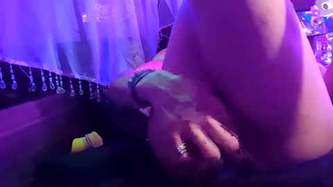 gurlnips online show from November 2025 04:33:02 AM