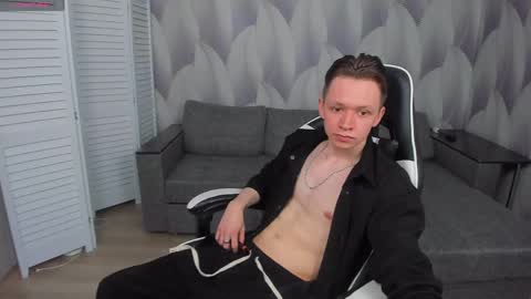 Snapshot of meverik_oushen chatting on April 2026 01:19:01 PM MEVERIK OUSHEN online show from April 2026 01:19:01 PM