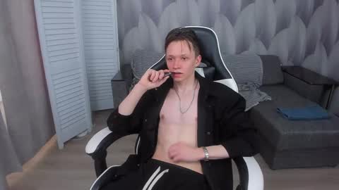 Snapshot of meverik_oushen chatting on April 2026 08:10:01 AM MEVERIK OUSHEN online show from April 2026 08:10:01 AM