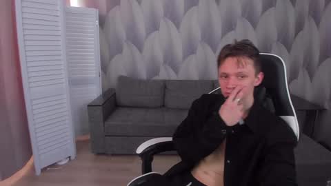 Snapshot of meverik_oushen chatting on April 2026 02:01:02 PM MEVERIK OUSHEN online show from April 2026 02:01:02 PM