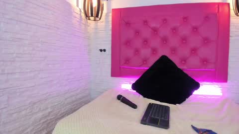 Snapshot of mia__099 chatting on January 2025 02:19:02 AM Mia Blonde online show from January 2025 02:19:02 AM