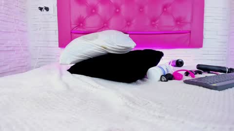 Snapshot of mia__099 chatting on January 2025 11:25:01 PM Mia Blonde online show from January 2025 11:25:01 PM