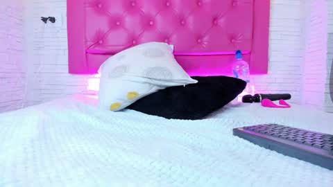 Snapshot of mia__099 chatting on January 2025 10:19:01 PM Mia Blonde online show from January 2025 10:19:01 PM