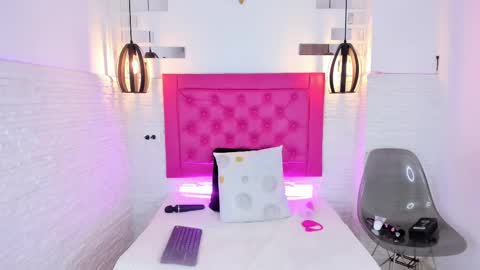 Snapshot of mia__099 chatting on February 2025 10:58:01 PM Mia Blonde online show from February 2025 10:58:01 PM