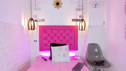 Snapshot of mia__099 chatting on February 2025 07:38:01 PM Mia Blonde online show from February 2025 07:38:01 PM