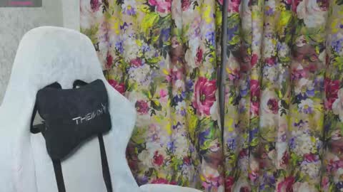 Mia online show from October 2025 07:41:01 PM