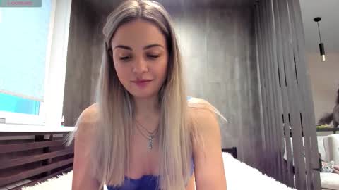 Mia online show from November 2025 02:10:02 AM