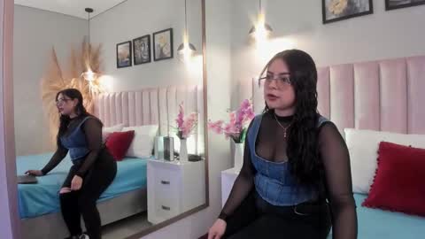 Mia online show from November 2025 12:16:01 PM